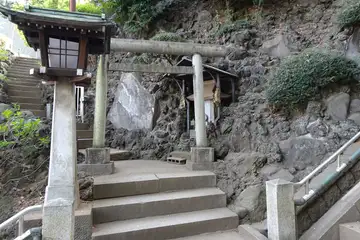 東京都品川区・品川神社の石段脇には富士塚