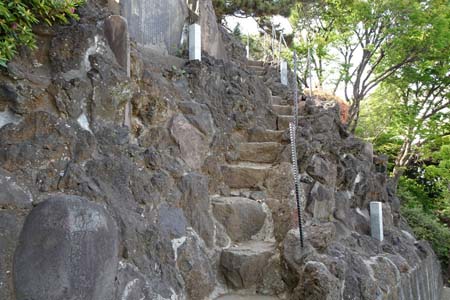 東京都品川区・芳葉岡冨士浅間神社急な岩の登り