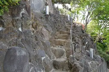 東京都品川区・品川神社の手すりが張られる急な登り