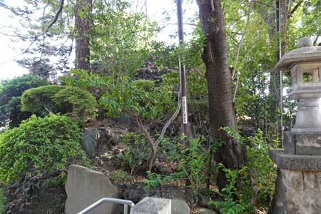 東京都品川区・芳葉岡冨士浅間神社富士塚の薄い登り道