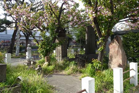 東京都大田区・鈴ヶ森刑場跡の石碑と石仏