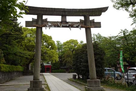 川崎市川崎区・稲毛神社裏参道の石鳥居