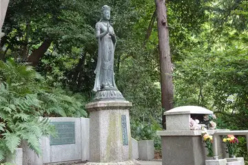 総持寺の櫻木観世音菩薩