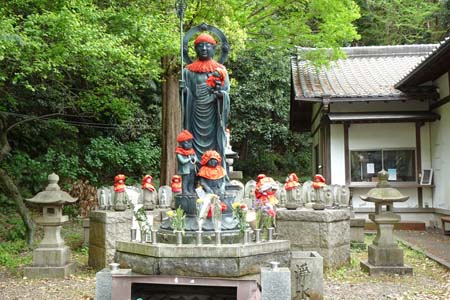 横浜市鶴見区・総持寺の梅寿庵のお地蔵さん
