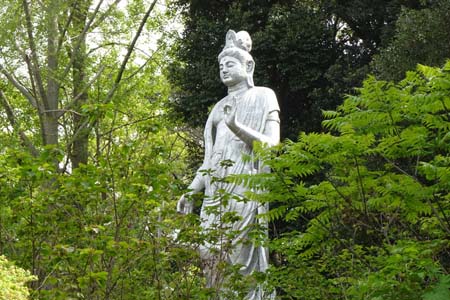 横浜市鶴見区・総持寺の振り返る救世観音