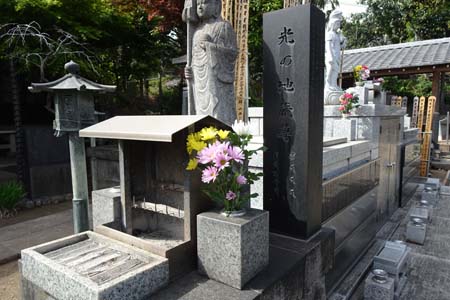 横浜市鶴見区・龍泉寺の墓地に石仏
