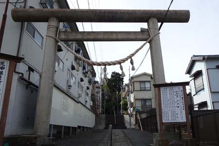 横浜市鶴見区・民家の脇に生麦杉山神社の細い参道