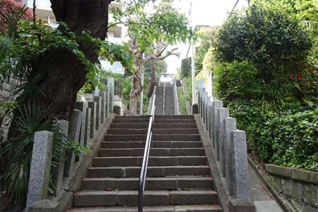 横浜市鶴見区・生麦杉山神社の急な階段が始まります