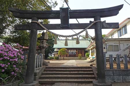 横浜市鶴見区・生麦杉山神社の石段の先に拝殿
