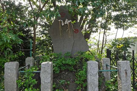 横浜市鶴見区・生麦杉山神社の石碑
