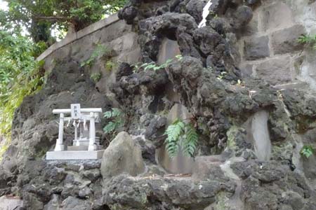 横浜市神奈川区・一之宮神社の石垣に弁財天小祠