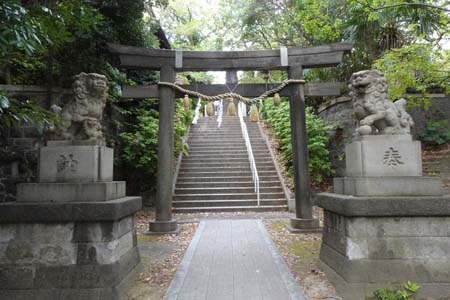 横浜市神奈川区・一之宮神社の二の鳥居先に石段