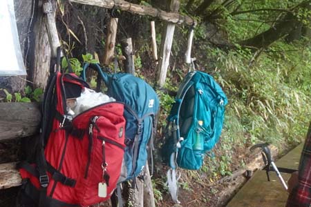 西山峠から南高尾山稜・休憩所にはザックかけ