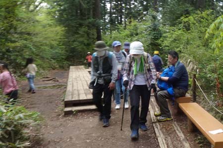 西山峠から南高尾山稜・五号路の休憩所