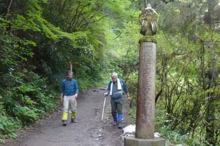 西山峠から南高尾山稜・六号路の登山口