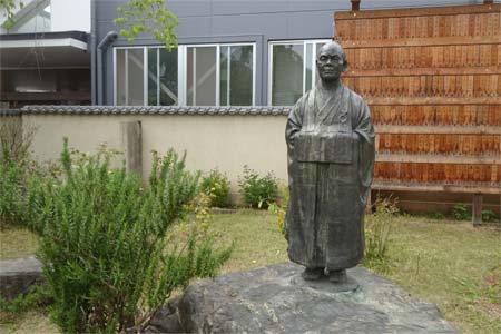 秩父市・慈眼寺の僧侶の像