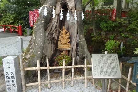 秩父市・秩父今宮神社の木の祠に龍上観音