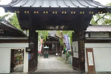 西光寺の山門