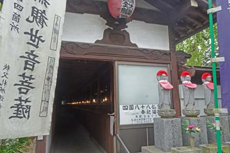 秩父市・西光寺の廻廊堂出口