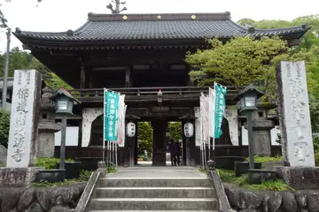 野坂寺の楼門造りの山門