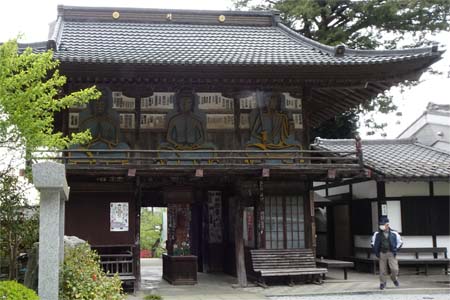 秩父市・野坂寺の振り返る山門