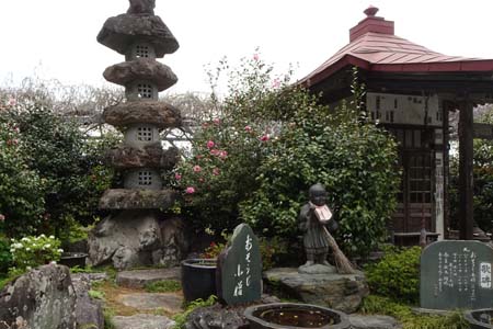秩父市・野坂寺のおそうじ小僧と石塔