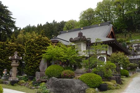秩父市・野坂寺の境内