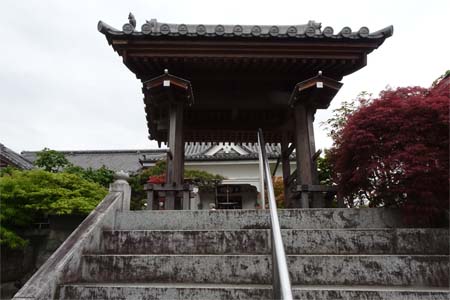 秩父市・少林寺の石段の上に山門