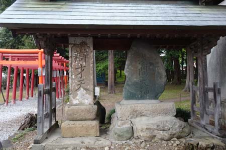 秩父市・愛宕神社の参道脇に石碑