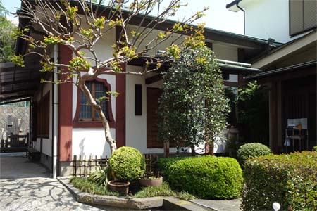 横浜市神奈川区・普門寺の簡素な本堂