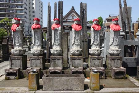 横浜市神奈川区・普門寺の六地蔵