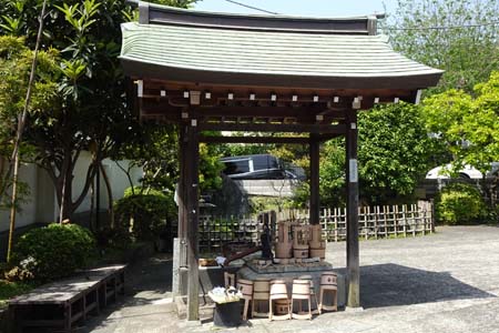 横浜市神奈川区・甚行寺の御手水場