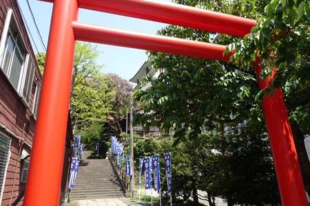 横浜市神奈川区・甚行寺の鳥居先に奉納旗