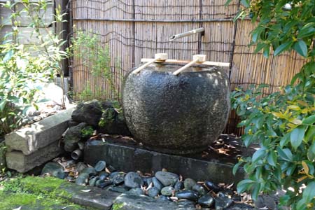 横浜市神奈川区・甚行寺の御手水場