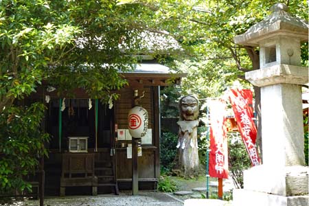 横浜市神奈川区・甚行寺の小さな拝殿