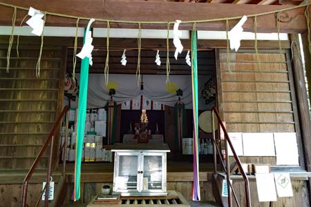 横浜市神奈川区・甚行寺の拝殿
