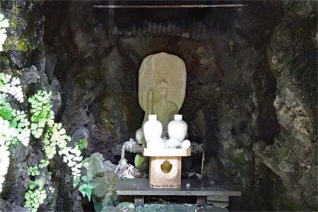 横浜市神奈川区・甚行寺の竜神池洞窟