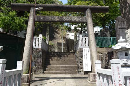横浜市西区・浅間神社の鳥居から急な石段
