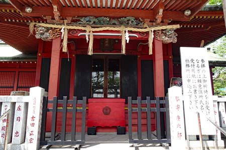 横浜市西区・浅間神社の朱塗りの拝殿