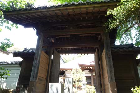 横浜市保土ヶ谷区・大仙寺の石段上に山門