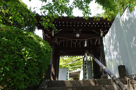 横浜市保土ヶ谷区・樹源寺は工事中の白い鉄板