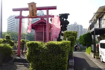 木之間稲荷の鳥居と社
