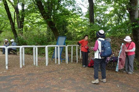 霞丘陵から塩船観音・立正佼成会のゲートがあります