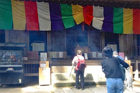 霞丘陵から塩船観音・参拝客の焼香が漂う本堂