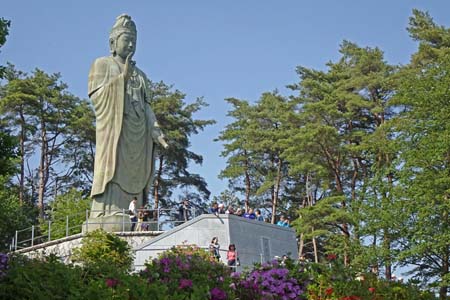 霞丘陵から塩船観音・見上げる平和観音