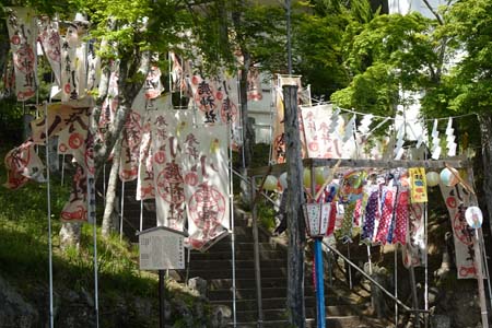 小鹿野町・小鹿神社の石段に奉納旗