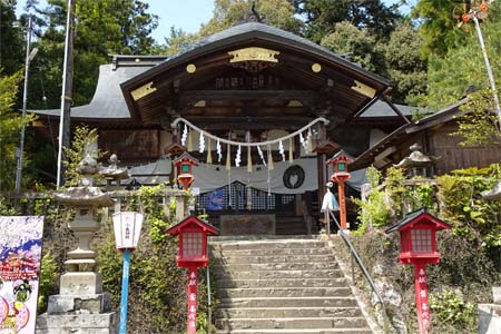 小鹿野町・小鹿神社の石段上に拝殿