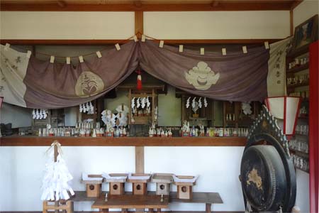 小鹿野町・小鹿神社の稲荷大明神にたくさんの社