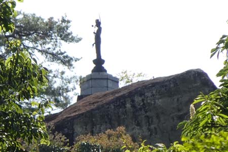 小鹿野町・法性寺の遥拝所から見上げるお船観音