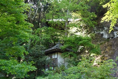小鹿野町・法性寺の観音堂は木立の中